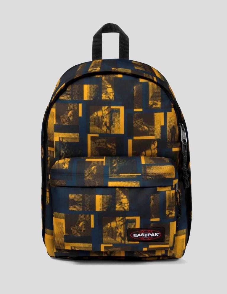 Zaino EASTPAK fuori dalla nave di grano della città dell´ufficio